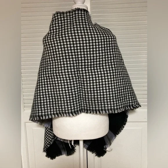 NWOT Tahari Acrylic Reversible Scarf OSFM - Picture 12 of 16